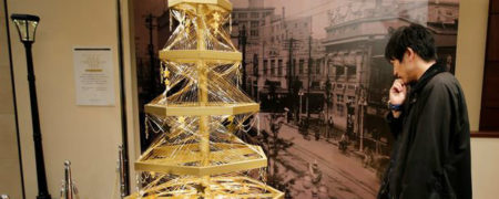 شاخه های پنج میلیارد و هفتصد و هفتاد میلیون تومانی؛ درخت کریسمسی که از ۱۹ کیلوگرم طلا ساخته شده است