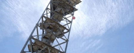 اگر توپ مملو از آب را از ارتفاع ۵۰ متری به زمین پرت کنید، چه اتفاقی برایش روی خواهد داد؟ [تماشا کنید]