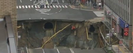 وحشت در سرزمین آفتاب تابان؛ نشست ناگهانی زمین در وسط شهر فوکوئوکای ژاپن حفره ای عظیم و ۱۵ متری پدید آورد [تماشا کنید]