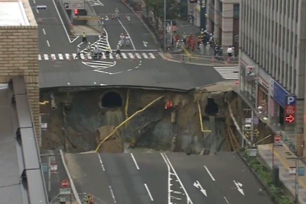 وحشت در سرزمین آفتاب تابان؛ نشست ناگهانی زمین در وسط شهر فوکوئوکای ژاپن حفره ای عظیم و ۱۵ متری پدید آورد [تماشا کنید]