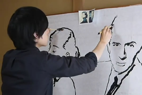 هنرمندی که قادر است با هر دو دست به طور همزمان نقاشی کند [تماشا کنید]