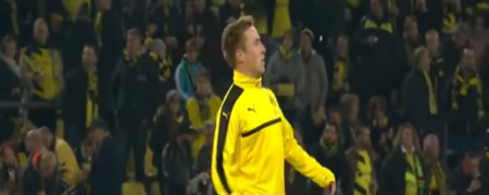 هنرنمایی بازیکن تیم فوتبال بورسیا دورتموند با یک آدامس [تماشا کنید]