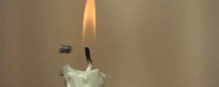 ویدیویی صحنه آهسته که چگونگی خاموش کردن شمع توسط شلیک گلوله را به تصویر می کشد [تماشا کنید]