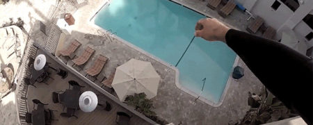 شیرجه زدن در استخر از بالای ساختمان و بدون تجهیزات ایمنی؛ تفریحی خطرناک اما هیجان انگیز [تماشا کنید]