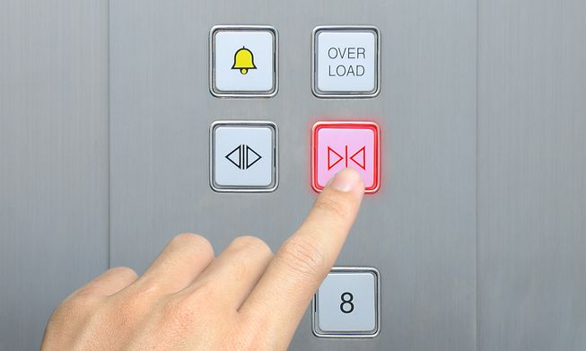 دکمه «بسته شدن درب» بیشتر آسانسورها نمایشی است
