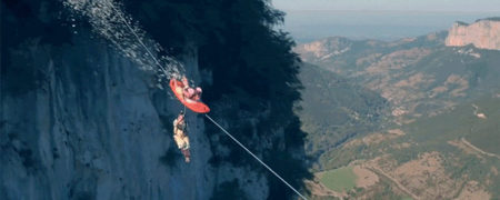 ترکیب بیس جامپینگ و موج سواری؛ فردی که خودش را از ارتفاع ۶۱۰ متری به پایین انداخت [تماشا کنید]