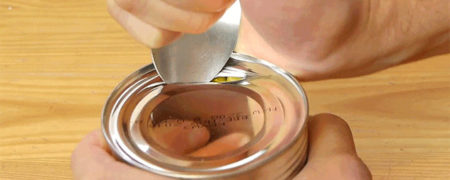چگونه با استفاده از قاشق درب قوطی کنسرو را باز کنیم؟ [تماشا کنید]