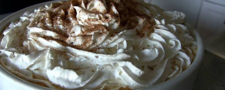 فردی که توانست بزرگترین فنجان قهوه لاته جهان را در کمتر از ۲ دقیقه بنوشد [تماشا کنید]