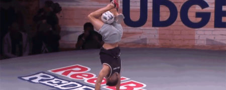 هنرنمایی با توپ؛ انجام حرکات خارق العاده در مسابقات فوتبال نمایشی لندن [تماشا کنید]