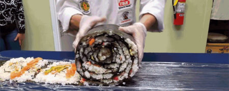 رول ژاپنی خوشمزه و عجیب؛ سوشی غول پیکری که در کالیفرنیای آمریکا طبخ شد [تماشا کنید]