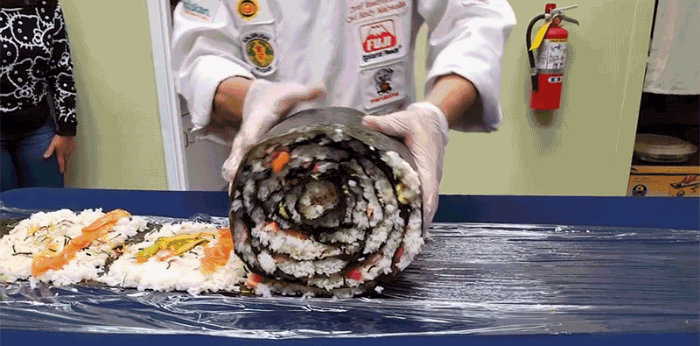 رول ژاپنی خوشمزه و عجیب؛ سوشی غول پیکری که در کالیفرنیای آمریکا طبخ شد [تماشا کنید]