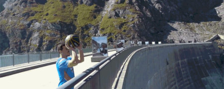 رکورد گینس شکسته شد؛ پرتاب توپ بسکتبال به درون سبد از ارتفاع ۱۸۰ متری [تماشا کنید]