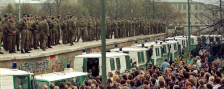 ۱۸ تصویر خیره کننده که فرو ریختن دیوار برلین را از زاویه ای دیگر به تصویر می کشند