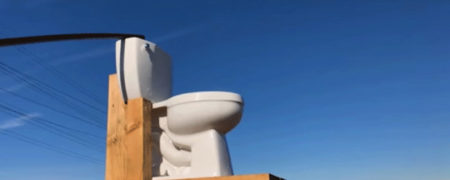 انداختن فلز سدیم در توالت فرنگی؛ آزمایش جالبی که به انفجار ختم می شود [تماشا کنید]