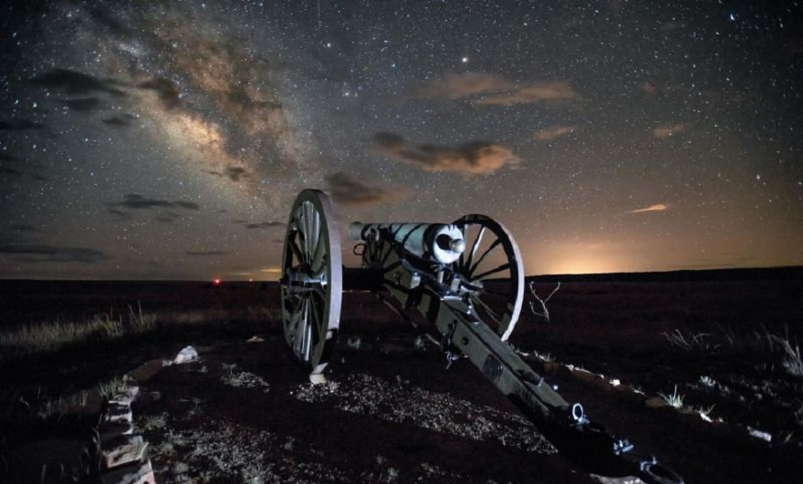 تایم لپسی زیبا از درخشش ستاره ها در آسمان شب کویر [تماشا کنید]