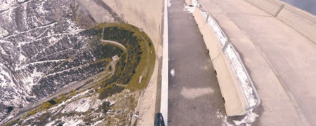 خطرناک و هیجان انگیز؛ دوچرخه سواری بر روی نرده های کناری یک سد در ارتفاع ۱۹۸ متری [تماشا کنید]