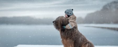 نگاهی به تصاویر جالب ارتباط کودکان با سگ های بزرگ تر از خودشان