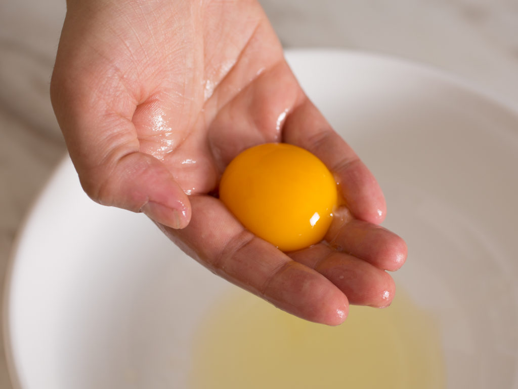 چرا نباید سفیده تخم مرغ را به تنهایی بخوریم؟