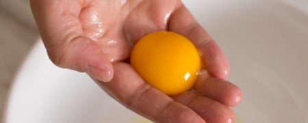 چرا نباید سفیده تخم مرغ را به تنهایی بخوریم؟