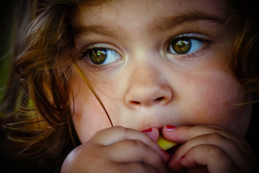 نشانه های ابتلای کودکان به تنبلی چشم و راه های درمان آن