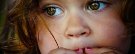 نشانه های ابتلای کودکان به تنبلی چشم و راه های درمان آن