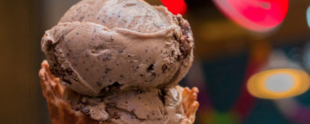 چگونه بستنی های یخ زده را با چاقو و به طور سالم برش دهیم؟