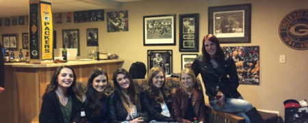 عکسی که در اینترنت بحث های زیادی به دنبال داشته؛ در این تصویر ۶ دختر با ۵ جفت پا دیده می شوند