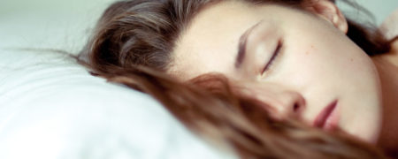 خوابیدن با موهای خیس تا چه اندازه می تواند مضر باشد؟