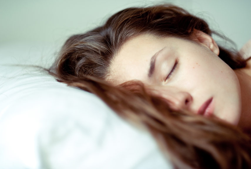 خوابیدن با موهای خیس تا چه اندازه می تواند مضر باشد؟