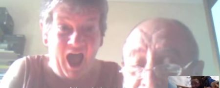 ویدئویی پر مخاطب؛ مردی که هنگام چتربازی و در میانه آسمان با والدین خود تماس تصویری برقرار می کند [تماشا کنید]