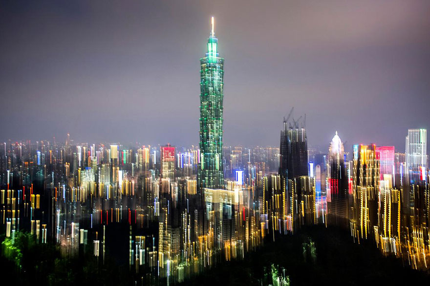 13- تایپه، مرکز تایوان در شب بسیار زیبا و زنده دیده می شود.