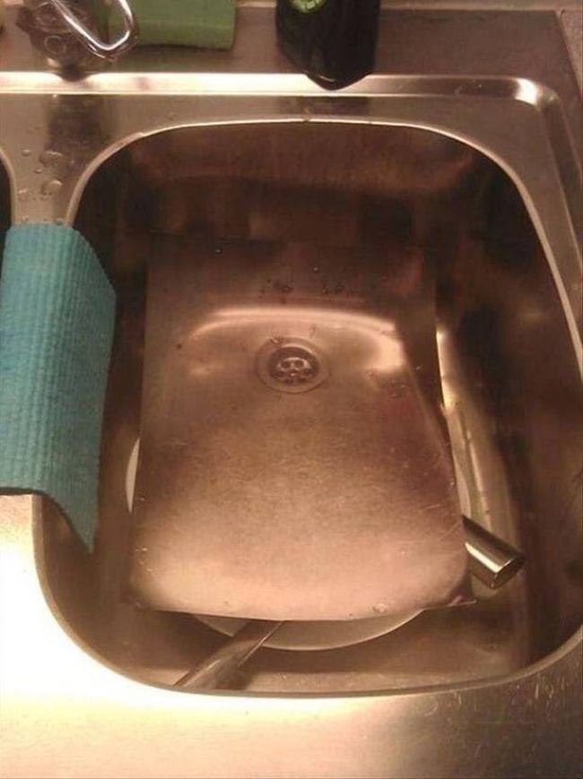  راهی برای شستن ظرف ها و خالی شدن سینک در یک چشم بر هم زدن!