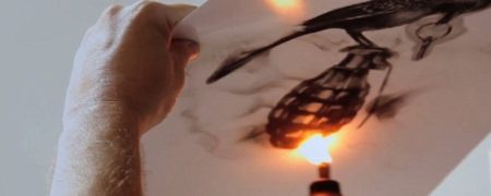 هنرمندی که با استفاده از آتش نقاشی می کشد [تماشا کنید]