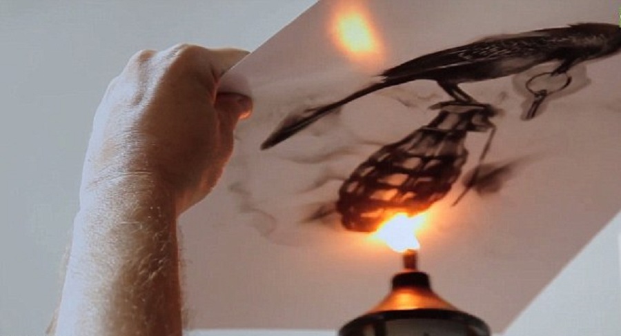 هنرمندی که با استفاده از آتش نقاشی می کشد [تماشا کنید]