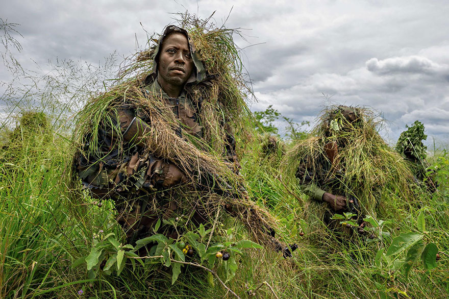 15- کماندوها در پارک Virunga در جمهوری دموکراتیک کنگو در حال انجام تمرینات ارتشی هستند که شامل فراگیری تاکتیک کمین کردن و استتار برای در امان ماندن از دید نیروهای دشمن نیز می شود.