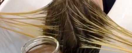 آرایشگری که با استفاده از نوتلا موهای بلوند را شکلاتی می کند