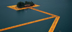 «جاده شناور» در ایتالیا امکان راه رفتن روی آب را برای مردم مهیا کرده است