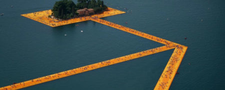 «جاده شناور» در ایتالیا امکان راه رفتن روی آب را برای مردم مهیا کرده است