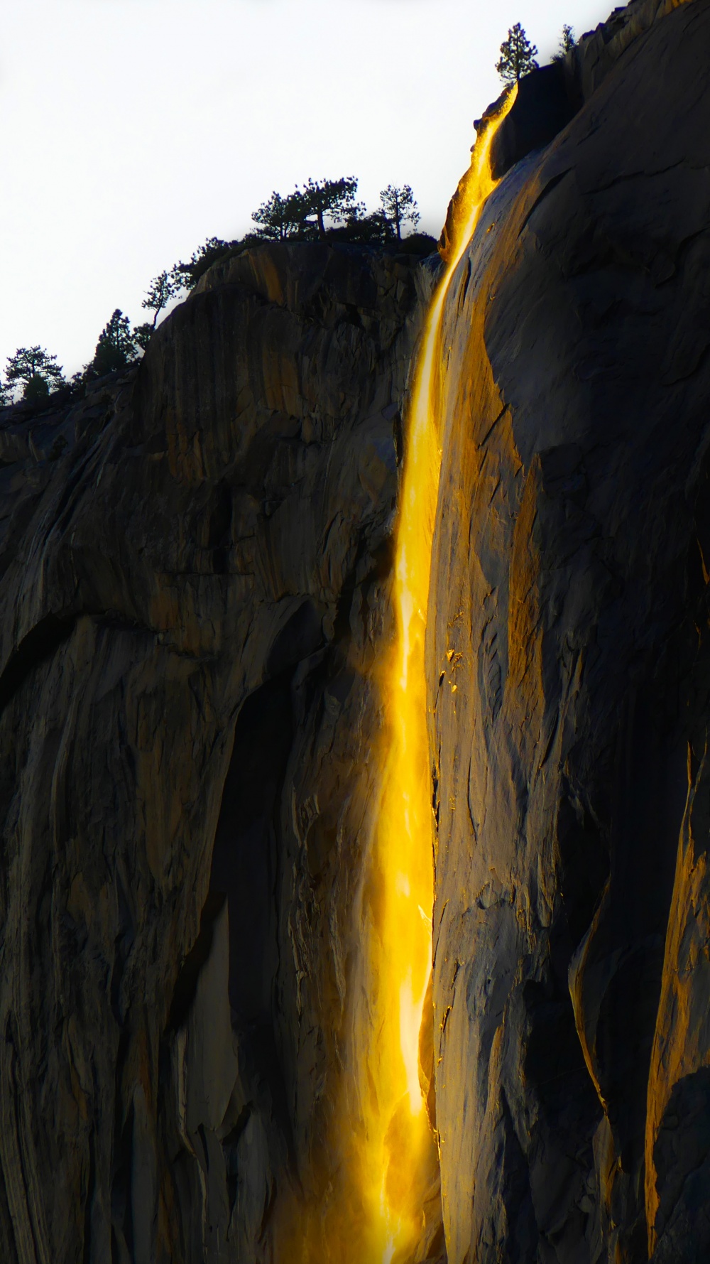  آبشار آتش در هنگام غروب خورشید