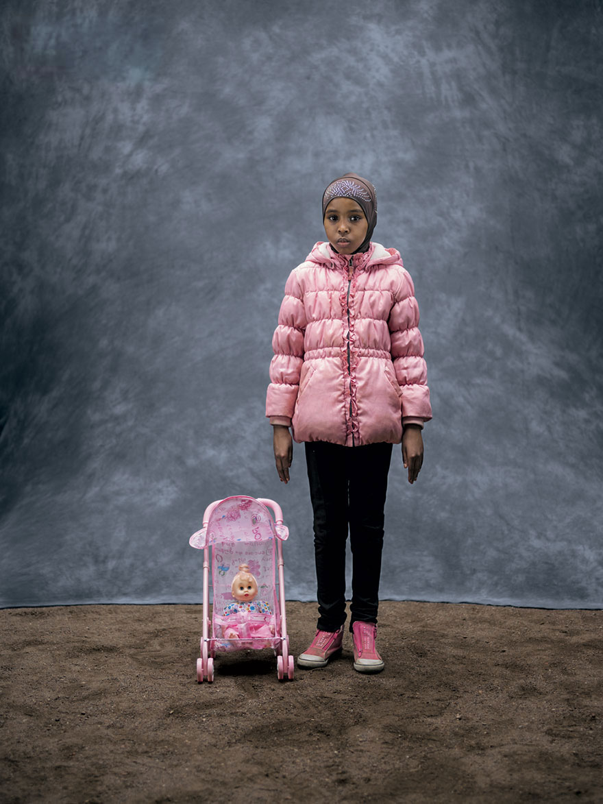 26- «ایسرا علی سالد»، به همراه مادر و دو خواهرش از سومالی به کشور سوئد مهاجرت کرده است. دلیل مهاجرات آنها هم امنیت و آرامش در این کشور بیان شده.