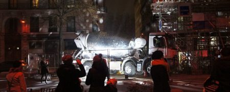 چیدمان شهری یک هنرمند فرانسوی؛ تزئین کامیون بتن ریز با آینه و استقرار آن در مقابل کارگاه ساختمانی