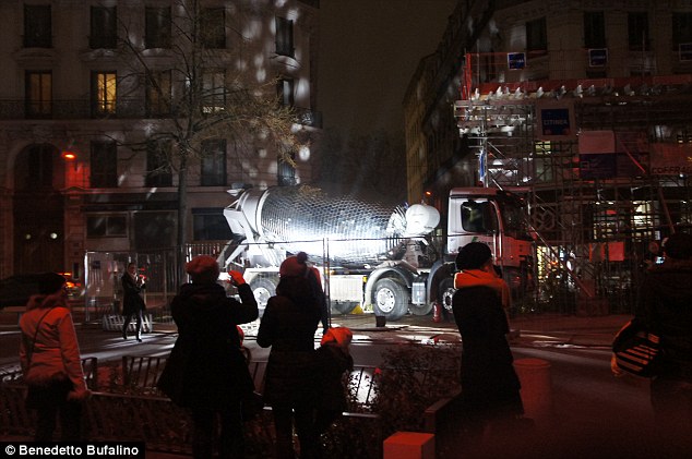چیدمان شهری یک هنرمند فرانسوی؛ تزئین کامیون بتن ریز با آینه و استقرار آن در مقابل کارگاه ساختمانی