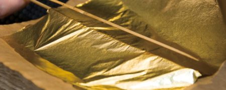 با تکنیک بسیار جالب تزئین به وسیله ورقه های طلا در ژاپن آشنا شوید [تماشا کنید]