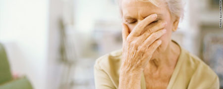 چرا با افزایش سن حافظه ضعیف تر می شود؟ درمان آن چیست؟