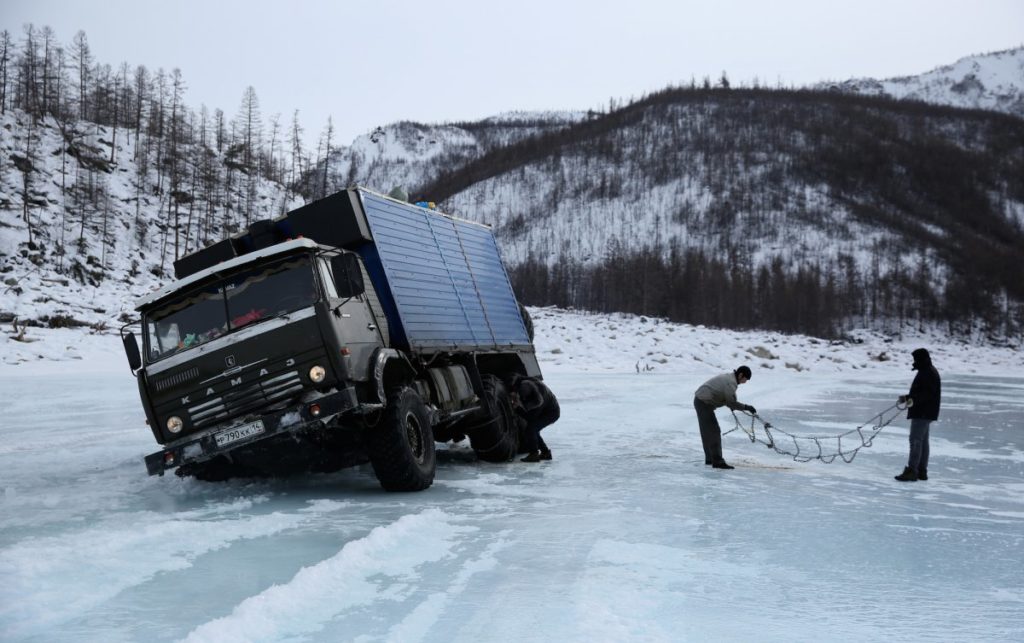 نگاهی مصور به یکی از خطرناک ترین شغل های جهان؛ رانندگی کامیون روی یخ های سیبری