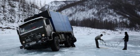 نگاهی مصور به یکی از خطرناک ترین شغل های جهان؛ رانندگی کامیون روی یخ های سیبری