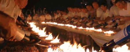 مردی که با خاموش کردن ۷۲ هزار شمع روی کیک تولد خود، نامش را در گینس به ثبت رساند [تماشا کنید]