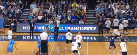 ویدئویی بامزه و جالب؛ وقتی سر یک نفر بدل به قوی ترین دفاع در والیبال می شود [تماشا کنید]