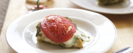 خوشمزه روز: مرغ با سس پِستو و گوجه فرنگی [تماشا کنید]