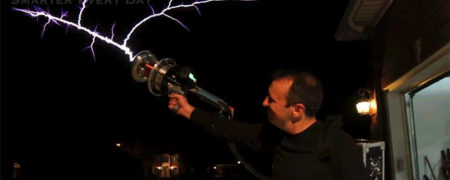 تفنگ تسلا؛ اسلحه عجیب و ترسناکی که الکتریسیته شلیک می کند [تماشا کنید]